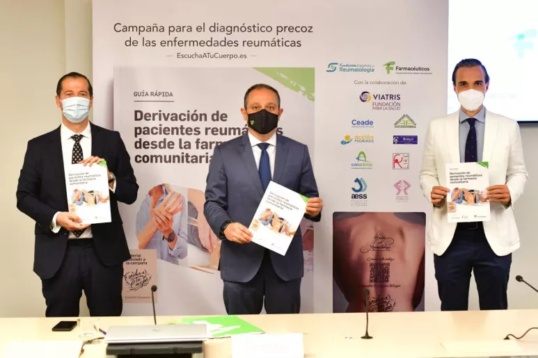 Javier Anitua (Fundación Viatris), Juan Pedro Rísquez (Consejo de COF) y Marcos Paulino (SER), durante la presentación de la campaña campaña 'Escucha a tu cuerpo'. 