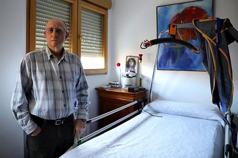 Ángel Hernández, junto a la cama vacía de su mujer, María José Carrasco, a la que ayudó a morir. 