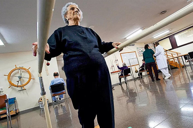 Una mujer mayor ejercita su capacidad física. FOTO: DM. 
