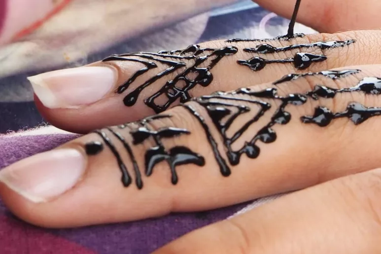 Picor, enrojecimiento, cicatrices o sensibilización permanente son algunos de los efectos sobre la piel que pueden causar los tatuajes de henna negra.