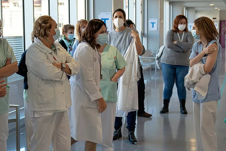 Sanitarios hacen cola para vacunarse en el Hospital de Valdecilla de Santander.