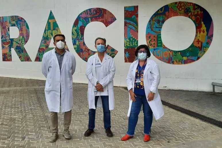José Luis Sánchez, Antonio Gil y Asunción Pérez Benavente representan a un equipo multidisciplinar que atiende los casos de cáncer de ovario avanzado. Foto: Hospital Vall d'Hebron