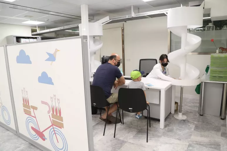 El Servicio de Farmacia del Hospital Infantil Valle de Hebrón dispone desde junio de un robot de dispensación de medicación exclusivamente para pacientes pediátricos.