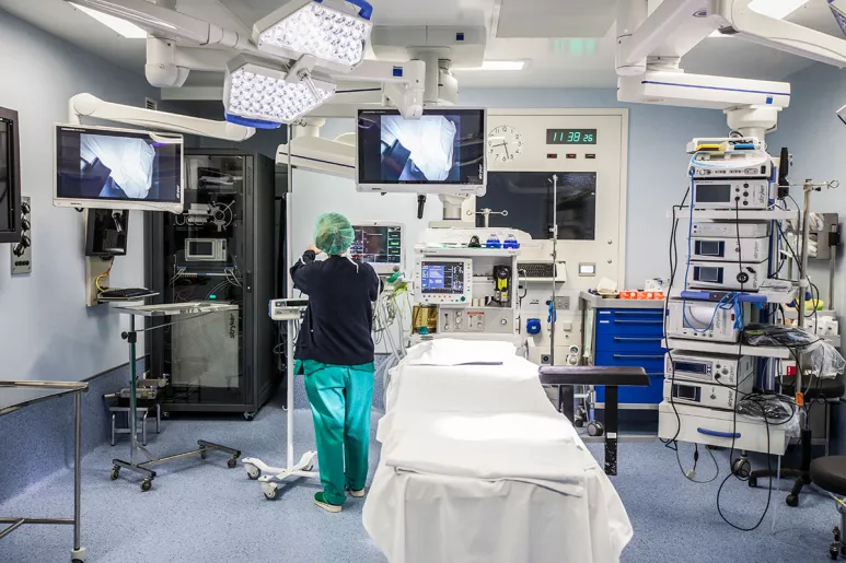 El sistema sanitario debe prepararse para afrontar el reto que supone la incorporación de avances tecnológicos como los que se ven en la dotación de este quirófano del hospital de Txagorritxu, en Vitoria. 