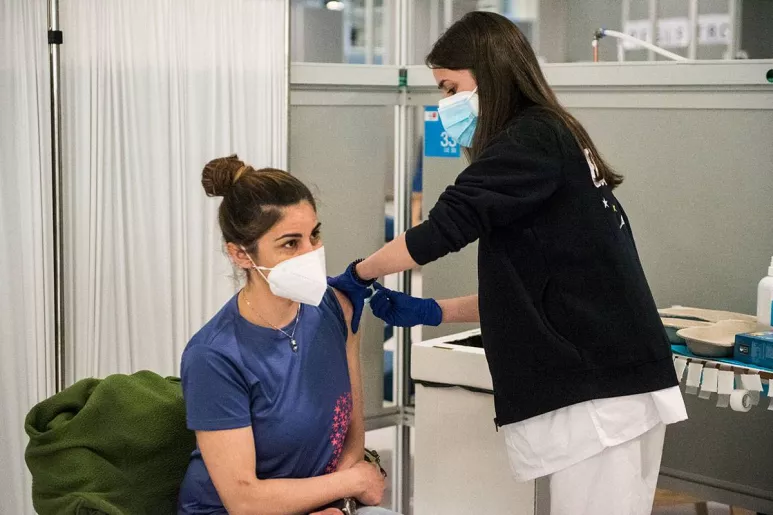 Una enfermera vacunando a un paciente en el Hospital Isabel Zendal. FOTOGRFÍA: Luis Camacho