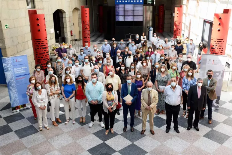 Foto de familia de los ponentes y participantes en el XIV Encuentro de Educación Médica de los cursos de verano de El Escorial (FOTO: Jorge Zorrilla/Fundación Lilly).
