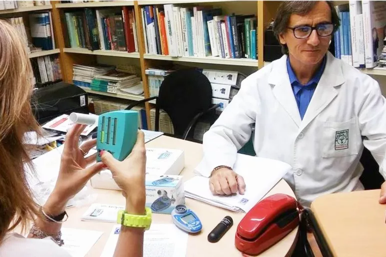 El farmacéutico Miquel Aguiló, experto en cesación tabáquica, realizando una cooximetría a una paciente en su farmacia de Palma de Mallorca.