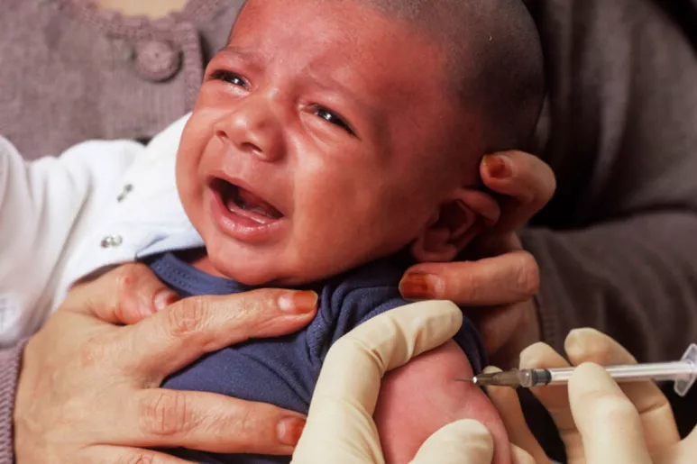 Un bebé de cuatro semanas recibe la vacuna BCG, que ha demostrado protección heteróloga, al igual que parece conseguir la candidata vacunal MTBVAC. 
