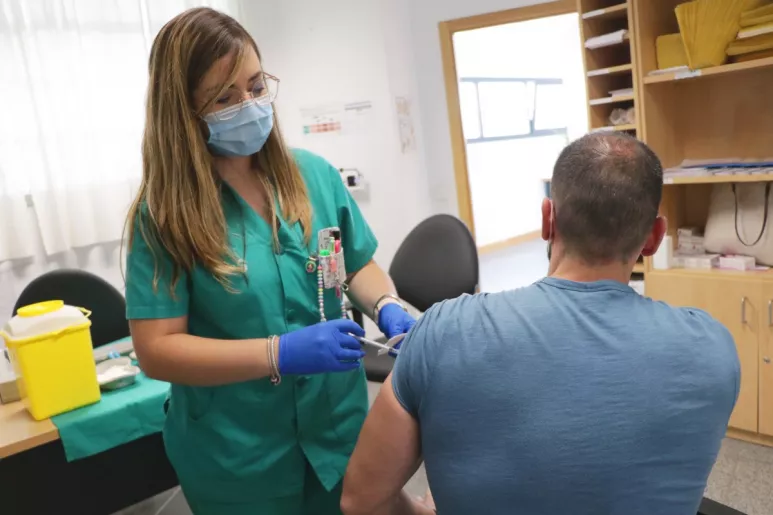 Una enfermera vacuna a un paciente contra la covid en un centro de salud durante la campaña de vacunación en Castilla-La Mancha (FOTO: Gobierno de Castilla-La Mancha).