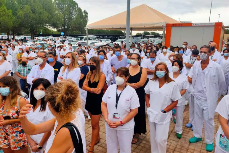 Profesionales del Hospital de La Plana manifestandose contra el uso de ozonoterapia en covid-19.