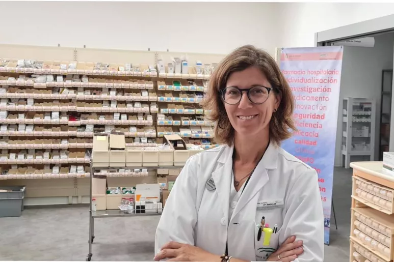 María Ángeles Castro Vida, directora de la Unidad de Gestión Clínica Interniveles Farmacia Poniente, en el Área de Unidosis de Farmacia.