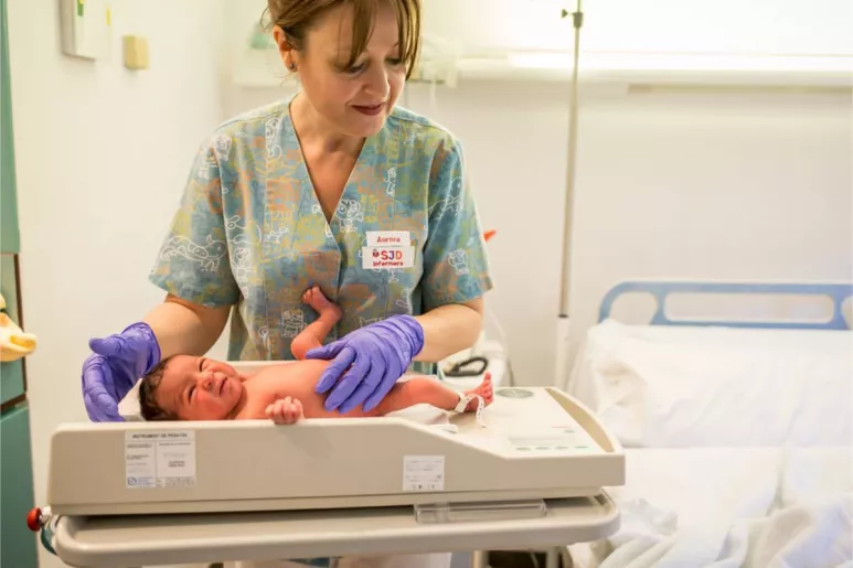 Una enfermera pesa a un recién nacido. FOTO Ariadna Creus y Àngel García (Banc Imatges Infermeres).