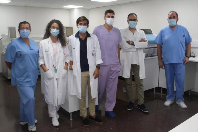Patricio Más (segundo por la derecha) con el personal que compone la Unidad de Farmacocinética del Servicio de Farmacia.
