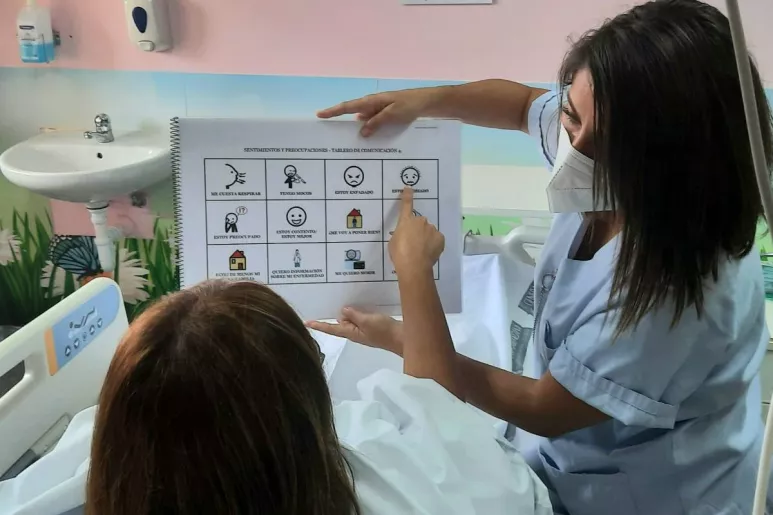 Una enfermera del Hospital General Universitario de Alicante ha puesto en funcionamiento un programa de humanización de la asistencia sanitaria para mejorar la comunicación con los pacientes que presentan dificultades de expresión oral.