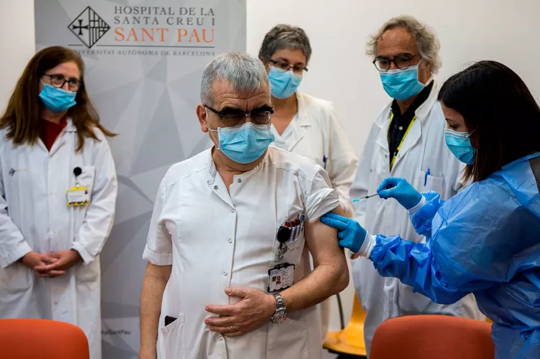 El coordinador covid del Hospital Sant Pau, Pere Domingo, recibe una dosis de la vacuna contra la covid. EFE/Quique García