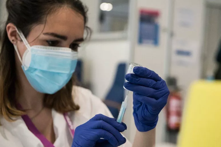 Una enfermera se dispone a vacunar contra la covid-19 en el Hospital Isabel Zendal. foto: Luis Camacho.