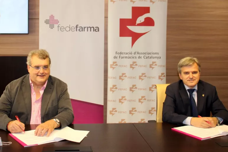 Antonio Torres, presidente de FEFAC, y Xavier Casas, presidente de Fedefarma, durante la firma del acuerdo.