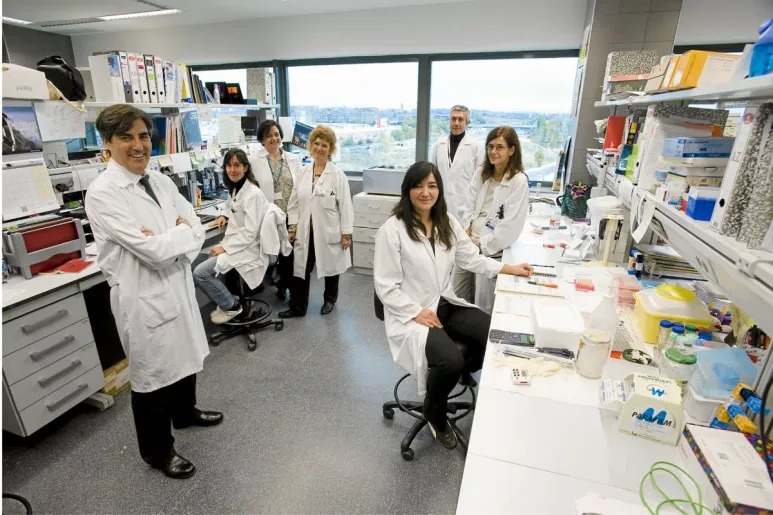 Mariano Provencio, a la izquierda, con parte de su equipo de investigación, en el Hospital Puerta de Hierro-Majadahonda, en Madrid. FOTO: Mauricio Scrycky. 