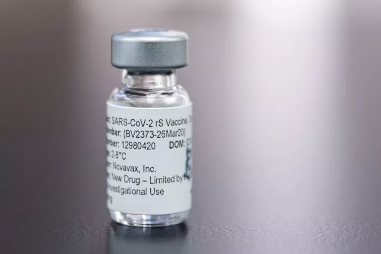 Un vial de la vacuna de Novavax