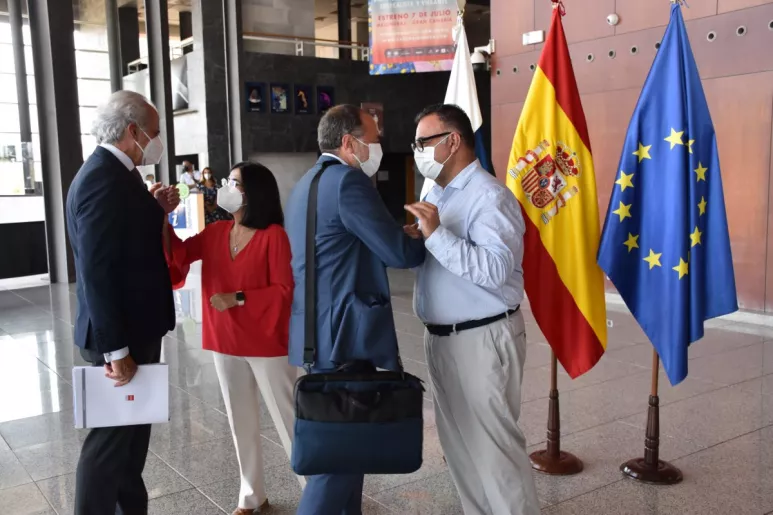 La ministra de Sanidad, Carolina Darias, saluda al consejero autonómico de Madrid, Enrique Ruiz Escudero, a su llegada al centro donde se celebró la 'cumbre' de Primaria (Foto: Ministerio de Sanidad).