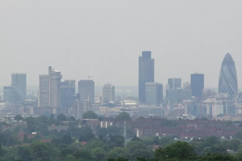 Vista del cielo de Londres después de un aviso del Gobierno británico de bruma por altos niveles de contaminación en el aire. (FOTO: EFE).