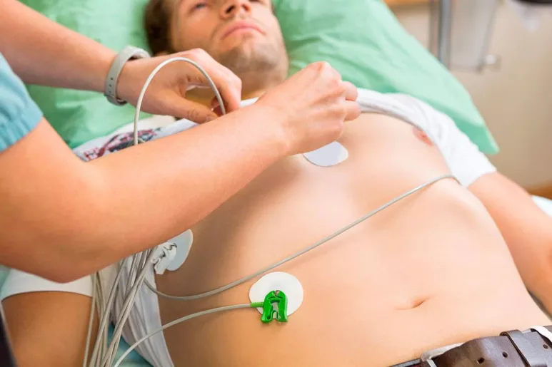 Un paciente sometiéndose a un electrocardiograma. Foto: SHUTTERSTOCK.