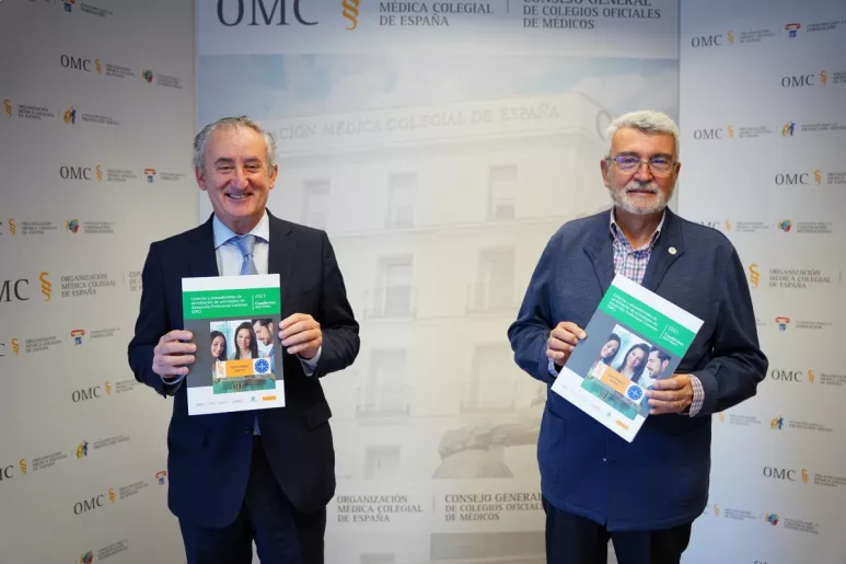 Tomás Cobo, presidente de la OMC, y Arcadi Gual, director de Seaformec, en la sede colegial, durante la presentación de la plataforma de acreditación (Foto: Cgcom).