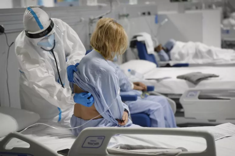 Pacientes ingresados por covid-19 en el Hospital Enfermera Isabel Zendal, de Madrid. (FOTO: Antonio Heredia). 