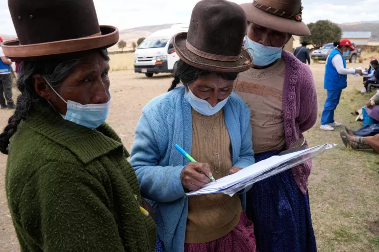 El acceso a las vacunas contra el SARS-CoV-2 (en la imagen, campaña en Perú) no ha sido mundialmente equitativo.