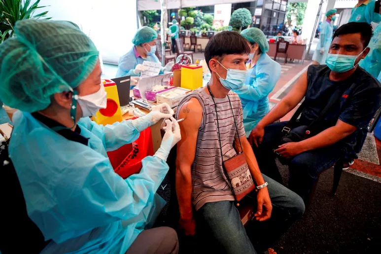 La OMS advierte que 28 países, sobre todo de África y Oriente Medio, aún solo han vacunado al 2% de su población. FOTO: EFE