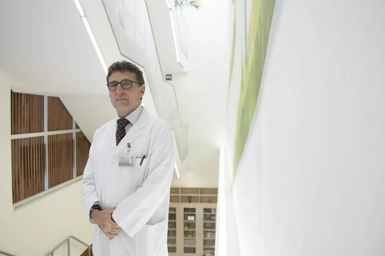 Xavier Montalbán, jefe de Servicio de Neuroinmunología Clínica del Hospital Valle de Hebrón de Barcelona (FOTO: Jaume Cosialls). 