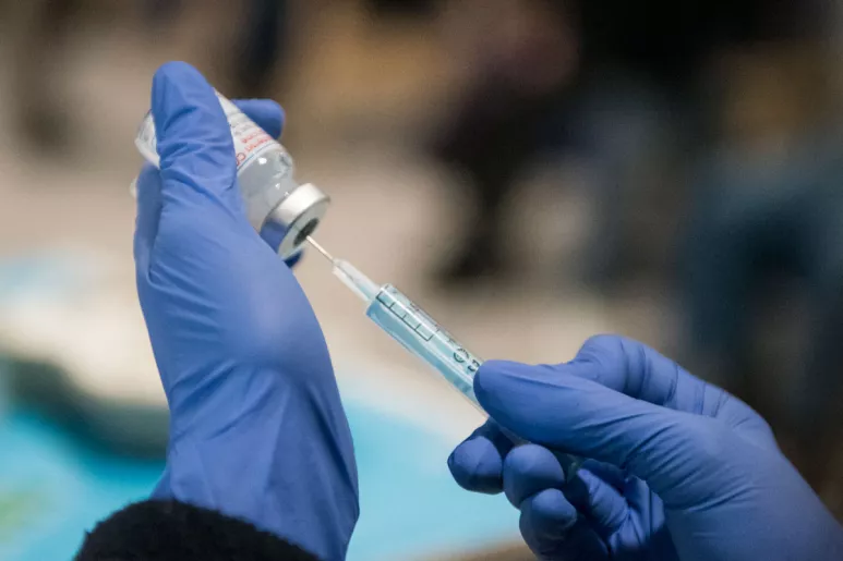 La vacuna de Moderna, basada en tecnología de ARNm, ya se aprobó para su uso a partir de los 12 años el psado mes de julio. FOTO: Luis Camacho.