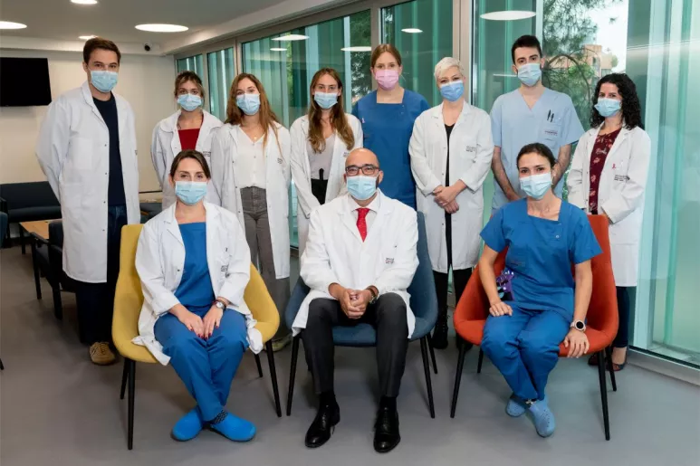 Enrique Grande, sentado en el centro, y parte del equipo de la nueva Unidad de Ensayos Clínicos Fase I del MD Anderson Cancer Center de Madrid. FOTO: MD Anderson. 