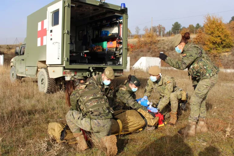 Enfermeros militares durante una práctica de evacuación en la Base Militar Cid Campeador.