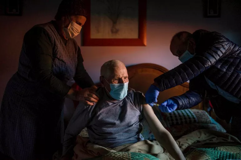 Un enfermero administra a un hombre la tercera dosis de la vacuna contra el coronavirus, en un domicilio de Avión (Ourense), durante la campaña de vacunación a domicilio en Galicia . EFE/ Brais Lorenzo