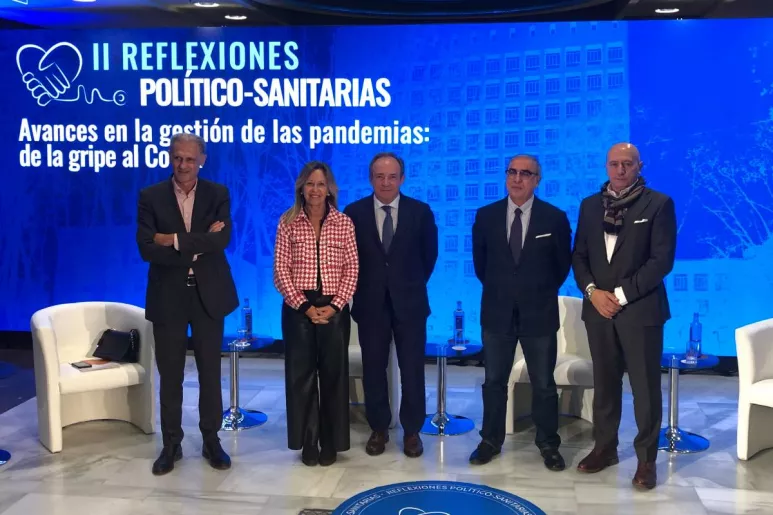 Trinidad Jiménez,  José Javier Castrodeza Sanz y Pepe Martínez Olmos, en el encuentro 'Reflexiones político-sanitarias'.