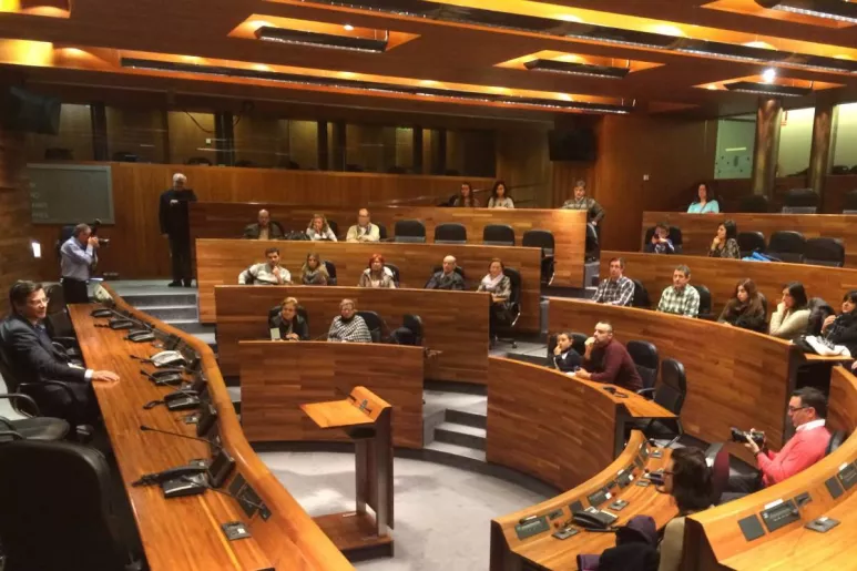 Los representantes de la primaria asturiana han aprovechado su visita al Parlamento para exponer su catálogo de reivindicaciones básicas para el nivel (Foto: Gobierno de Asturias).