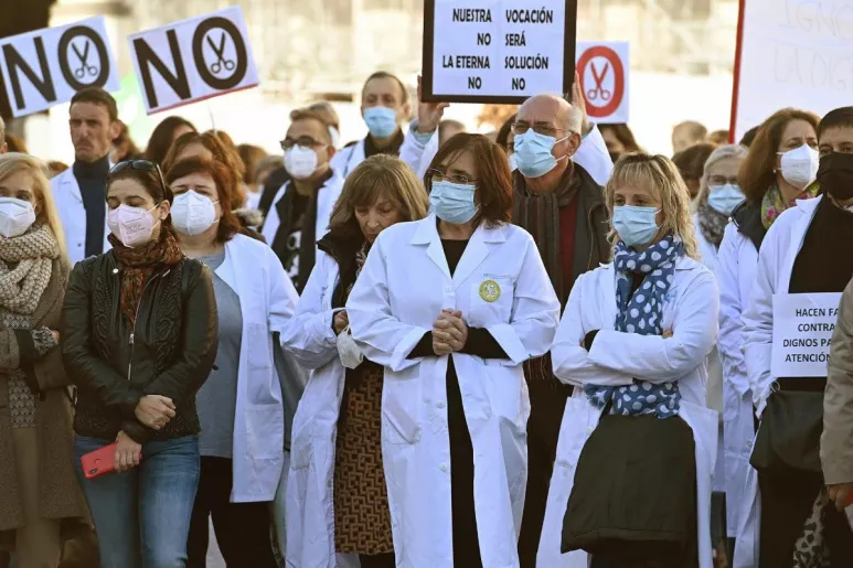 Los médicos madrileños covocados por Amyts se han manifestado este sábado por la defensa de la Atención primaria en la Puerta del Sol en Madrid. (FOTO: EFE/Fernando Villar).