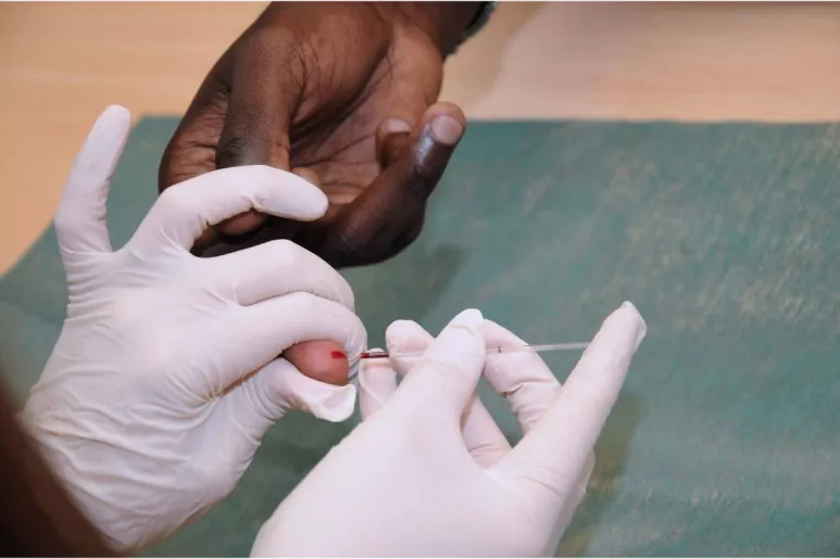 Toma de una muestra de sangre para la realización de una prueba rápida de VIH