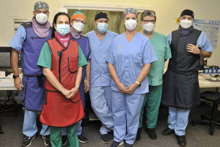 Equipo del servicio de Hemodinámica del Hospital Universitario de Gran Canaria Dr. Negrín  artífices del trabajo de investigación Propuesta para la monitorización invasiva tras el cateterismo cardíaco radial en los pacientes con inestabilidad hemodinámica.