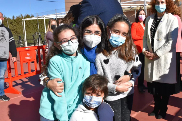 Carolina Darias, en un Colegio de Educación Infantil y Primaria ‘Jardín de Arena’ de Alcázar de San Juan (Ciudad Real), que ha visitado con motivo del inicio de la Campaña de Vacunación Pediátrica.