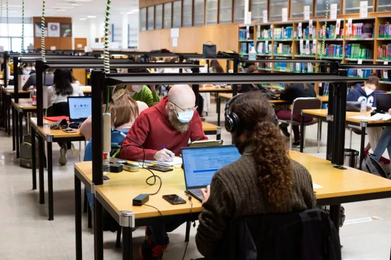 Estudiantes de Medicina en la biblioteca de la facultad de la Universidad Autónoma de Madrid. Foto: MAURICIO SKRYCKY