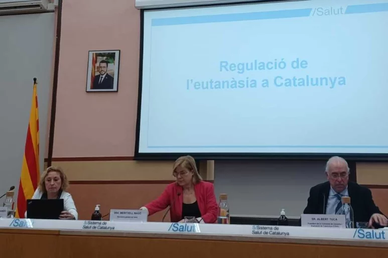 Meritxell Masó, Azucena Carranzo y Albert Tuca han hecho balance de los 5 primeros meses de aplicación de la ley de la eutanasia en Cataluña. Foto: Generalitat de Cataluña