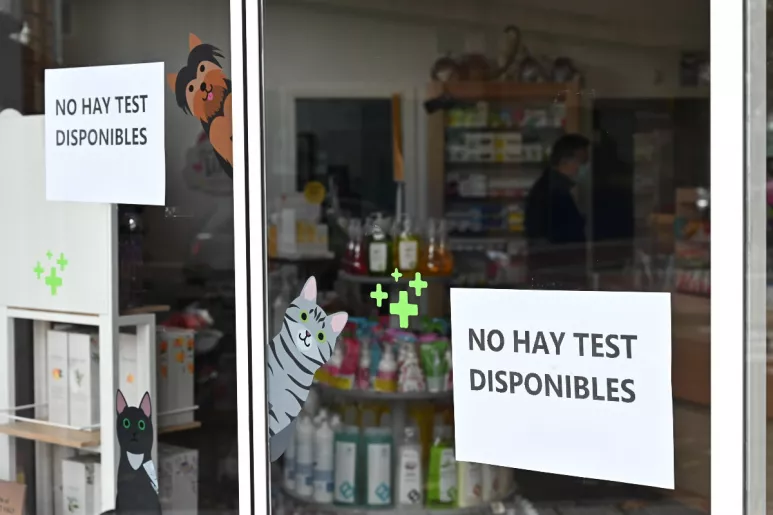 La mayoría de las farmacias madrileñas han agotado la distribución gratuita de los test para la detección de covid en menos de una hora. FOTO: EFE/Fernando Villar.