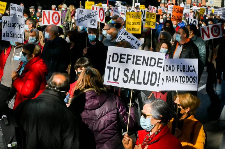Manifestantes reclaman ante el Ministerio de Sanidad una financiación justa para atención primaria. Foto: JOSÉ LUIS PINDADO