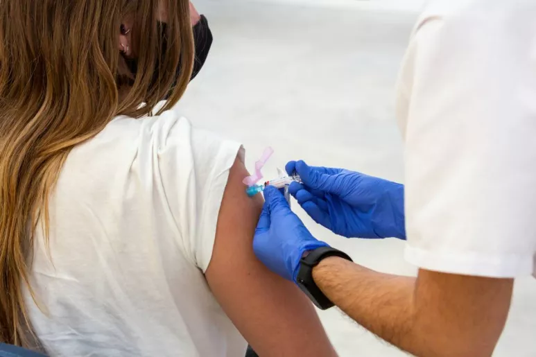 El 'Observatorio de vacunación antigripal en España' señala que uno de cada tres españoles confía en la vacuna como principal medida de prevención frente a la gripe.