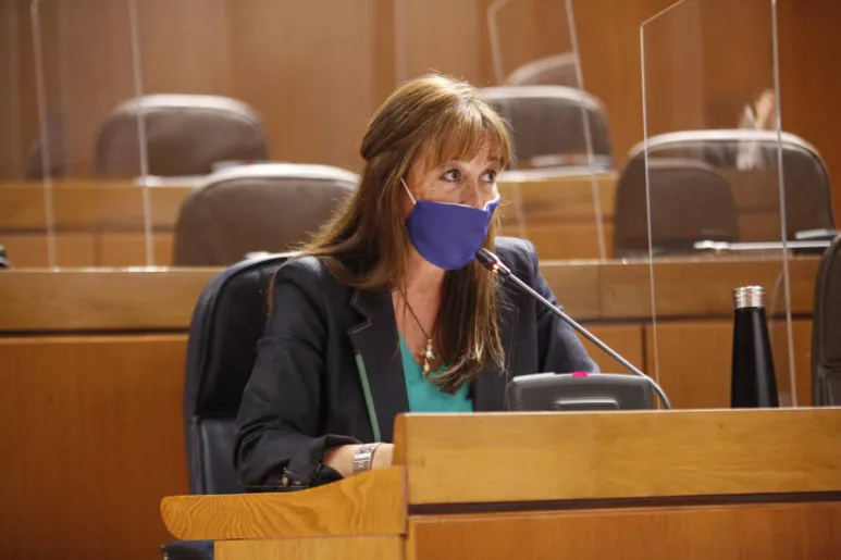La consejera de Salud de Aragón, Sira Repollés, responde a las preguntas de la oposición durante una sesión de control parlamentario (Foto: Cortes de Aragón). 
