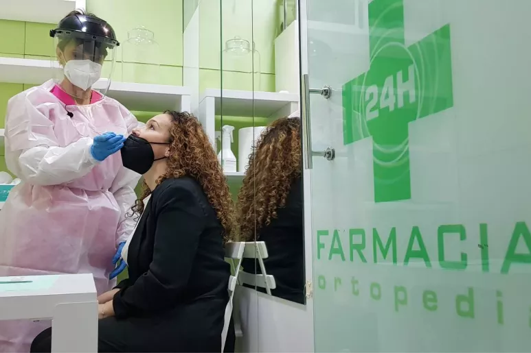 Una farmacéutica de Madrid realizando un test de antígenos a una paciente. Foto: Bernardo Diaz.