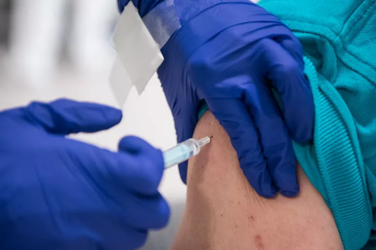 Hasta el pasado 12 de diciembre se han administrado en España 72.396.742 dosis de vacunas frente al SARS-CoV-2, y se han registrado 53.407 notificaciones de acontecimientos adversos. (Luis Camacho)