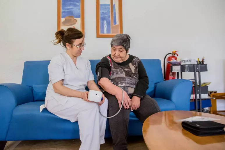Una enfermera geriátrica atiende a una mujer en una residencia de ancianos. FOTO: Ariadna Creus y Àngel García (Banc Imatges Infermeres).